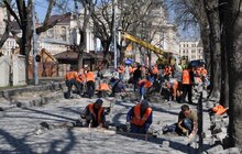 Фото 1: На проспекті Свободи влаштовують бруківку