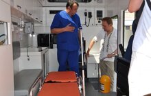 Фото 5: «Ця машина спеціально виготовлена, враховуючи потреби військових медиків», - А. Садовий про машину швидкої допомоги, яку місто передало військовому госпіталю