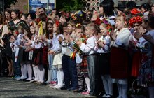 Фото 6: У школах міста урочисто святкують закінчення навчального року