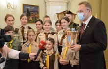 Фото 24: Пластуни передали міському голові Львова Вифлеємський вогонь миру