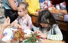 Фото 42: На площі перед ліцеєм ім. В. Симоненка сьогодні відбуваються святкові заходи