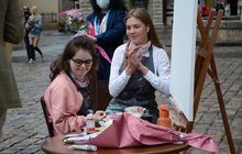 Фото 2: У центрі Львова юна художниця намалювала «особливу» картину