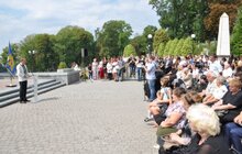 Фото 12: На Личаківському кладовищі замайорів синьо-жовтий прапор 