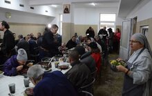 Фото 23: У «Домі милосердя» братів альбертинців організували різдвяну трапезу для бездомних