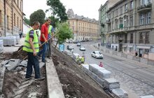 Фото 8: На верхній алеї вулиці Коперника облаштовують нову пішохідно-велосипедну доріжку