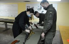 Фото 15: Учні 9-11 класів навчаються стрільбі та домедичної допомоги в інструкторів Нацгвардії