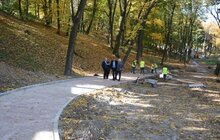 Фото 27: У Личаківському парку тривають ремонтні роботи: облаштовують центральну алею та велодоріжку