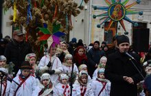 Фото 6: Різдвяного Дідуха встановили у Львові в переддень Різдва