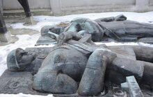 Фото 4: Музей «Територія терору» отримав 5 горельєфів з Монументу Слави