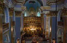Фото 1: Над центральним входом у храм Преображення Господнього встановили відреставрований вітраж