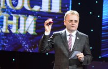 Фото 7: Під час урочистої академії в Оперному театрі міський голова вручив два Золоті герби міста Львова – Олексію Сухому та Івану Гайді