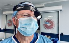 Фото 6: Американський трансплантолог Роберт Монтгомері, у грудях якого б’ється донорське серце, пересадив нирку у Львові