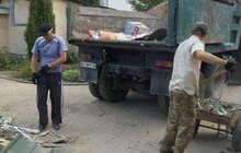 Фото 7: Із району вулиці Каховської вивезено понад 200 м3 сміття, яке утворилося після ракетного обстрілу