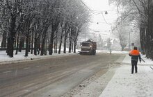 Фото 3: Станом на ранок в місті працювало 33 одиниці снігоприбиральної техніки 
