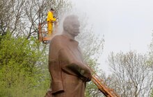 Фото 1: Площу перед ЛНУ та пам’ятник Іванові Франку чистять приладами високого тиску у межах загальноміської кампанії «З нами місто розквітає»