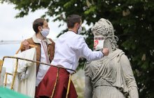 Фото 5: Статуї у центрі Львова одягнули у вишиванки та вишивані маски