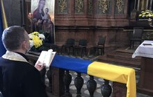 Фото 2: Над вежею львівської Ратуші підняли синьо-жовтий стяг