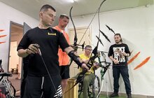 Фото 3: Терапія стрільбою: пацієнти центру НЕЗЛАМНІ стріляють з лука, аби зміцнити м’язи тіла