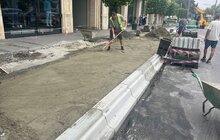 Фото 2: У Львові вперше встановлюють кассельські бордюри: на зупинці на пр. Чорновола, 39-41 облаштовують безбар’єрний простір (відео)