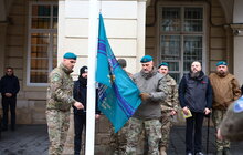 Фото 1: Перед Ратушею підняли прапор Морської піхоти в пам’ять про загиблих побратимів