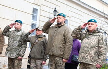 Фото 5: Перед Ратушею підняли прапор Морської піхоти в пам’ять про загиблих побратимів