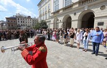 Фото 21: Похорон Ірини Фаріон: на Личаківському кладовищі у Львові зібралось кілька тисяч людей (фото, відео)