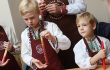 Фото 3: Мер Львова зі сім’єю долучився до майстер-класу з виготовлення свічки власноруч