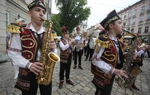 Фото 2: День вишиванки у Львові: на пл. Ринок виступив духовий оркестр «Львівські фанфари»