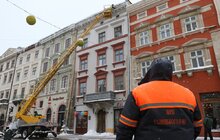 Фото 7: Мерія закликає мешканців бути особливо обережними через нависання буруль та снігу