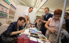 Фото 6: Мер Львова другий день поспіль відвідує книжковий форум та отримав чимало автографів авторів видань