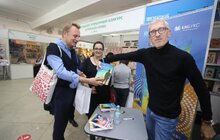 Фото 20: Мер Львова другий день поспіль відвідує книжковий форум та отримав чимало автографів авторів видань