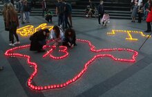 Фото 9: У центрі Львова з вогників зобразили Кримський півострів з числом 73
