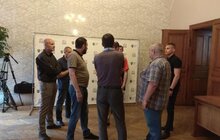 Фото 3: Молодики у футболках Національного корпусу ввірвались у мерію, пошкодили вхідні двері та меблі