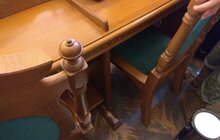 Фото 4: Молодики у футболках Національного корпусу ввірвались у мерію, пошкодили вхідні двері та меблі
