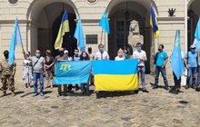 Фото 7: Біля Львівської міськради підняли кримськотатарський прапор