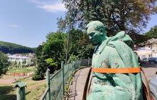 Фото 6: У Винниках демонтували радянський пам’ятник: скульптуру перенесуть до музею «Територія Терору» (відео)