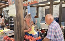 Фото 7: Персики, лохина, крафтові сири та м’ясо: на площі Ринок щосуботи проходить фермерський ярмарок