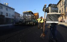 Фото 10: Реконструкція вул. Б. Хмельницького: на відрізку від вул. Механічної до вул. Олійної стелять нижній шар асфальту