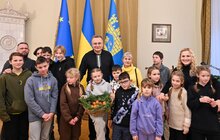 Фото 9: Цікаві історії, какао та мандаринки: вихованці ліцею «Просвіта» завітали в гості до мера Львова