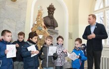 Фото 7: Діти передали міському голові Львова еко-ялинку