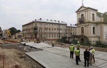 Фото 1: Триває капітальний ремонт вул. Личаківської: на перехресті вул. Личаківська - вул. Мечникова встановлюють трамвайні плити