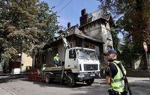 Фото 2: У будинках на вул. Коновальця демонтовують аварійні конструкції, які найбільше постраждали після ракетних обстрілів (відео)