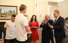 Фото 1: Мер Львова нагородив преміями юних чемпіонів світу з футбольного клубу «КОПА»