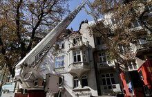 Фото 10: У будинках на вул. Коновальця демонтовують аварійні конструкції, які найбільше постраждали після ракетних обстрілів (відео)