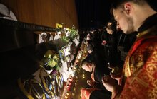 Фото 6: Промені світла і сотня запалених свічок: у Львові вшанували пам’ять Героїв Небесної Сотні