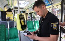 Фото 13: Від сьогодні проїзд на трьох міських маршрутах можна оплатити безготівково