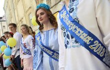 Фото 9: Львів’яни урочисто святкують закінчення навчального року у школах