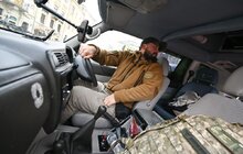Фото 5: 11 машин на передову: британські волонтери у Львові передали допомогу для війська