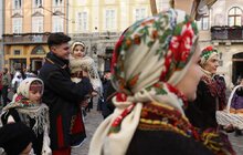 Фото 2: Напередодні Різдва у Львові встановили Різдвяного Дідуха