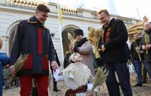 Фото 6: Напередодні Різдва у Львові встановили Різдвяного Дідуха